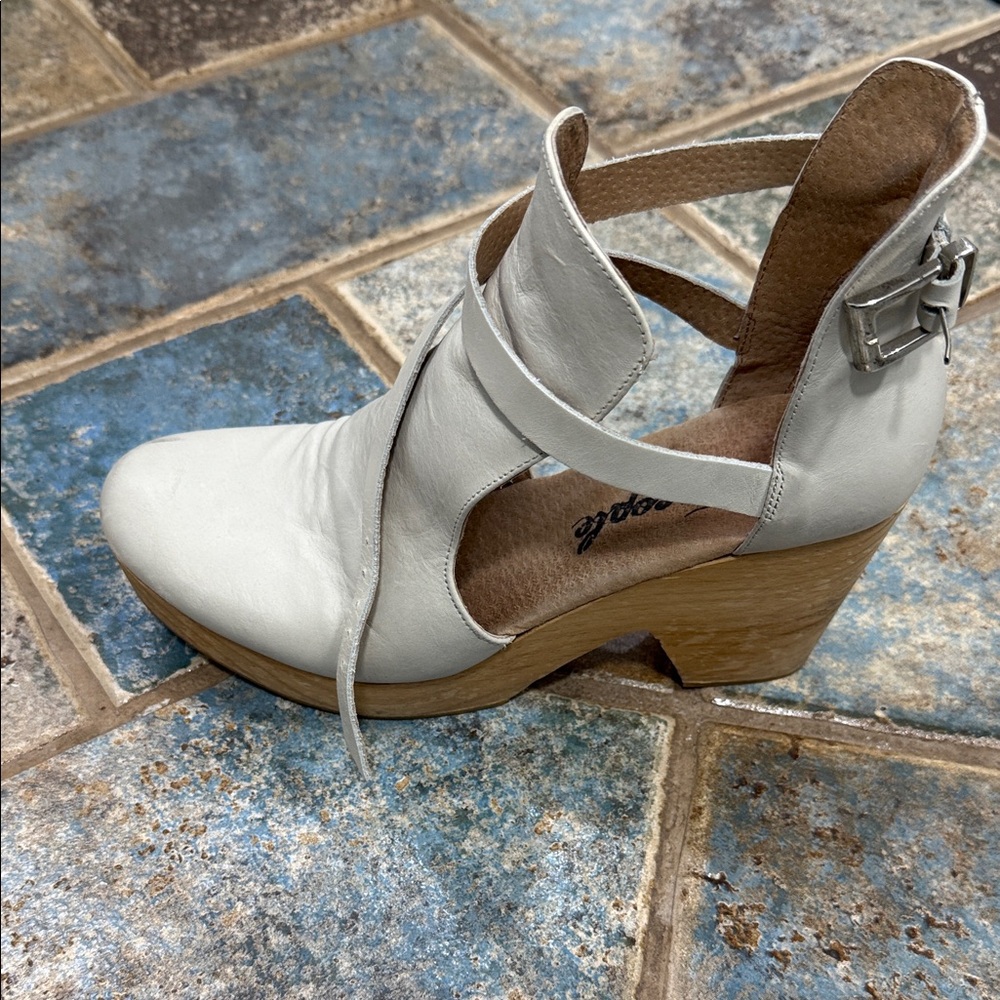 Free people cedar clogs size 39 eu Stylish White Women's Clogs - Picture 3 of 6